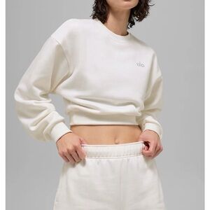 Alo Cropped Accolade Crewneck in Ivory Size small